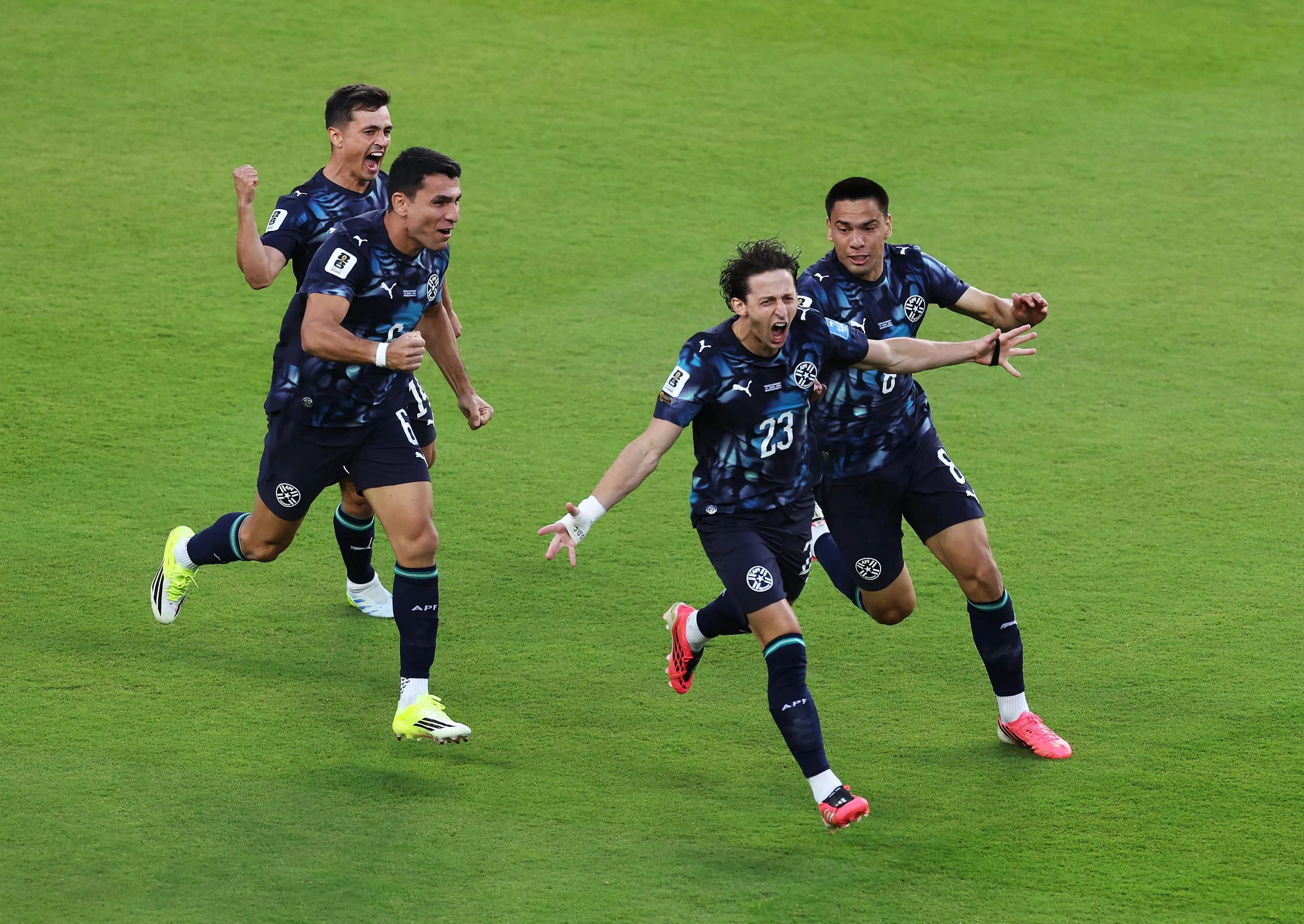 皇家马德里俱乐部两比一险胜巴塞罗那队重返联赛榜首