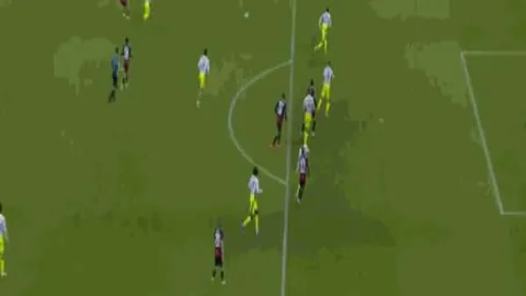 德甲赛场激战正酣！弗赖堡豪取七连胜，挑战客场低迷的汉堡，能否再下一城？