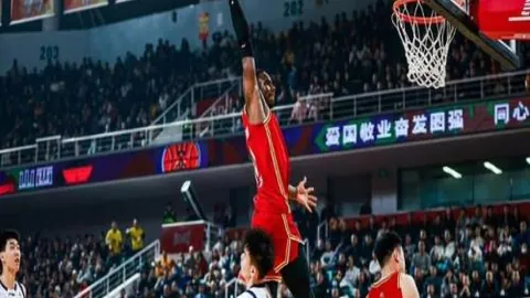 “意甲激战正酣！AC米兰客场挑战紫百合，能否一鸣惊人？揭秘20轮激战悬念！”